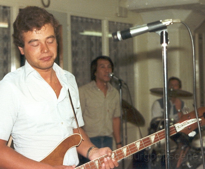 Mohair_1980_Wouter_Brunings_op_Rickenbacker_bas.jpg