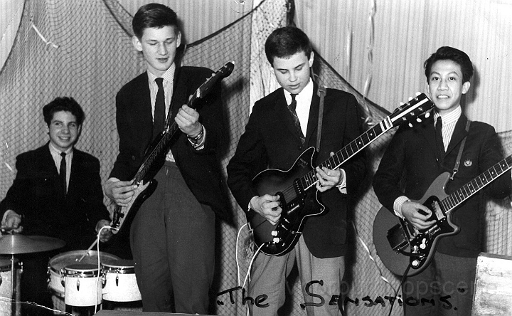 The_Sensations_1963_schoolband_St_Maartenslyceum_met_Stanley_Koymans.jpg