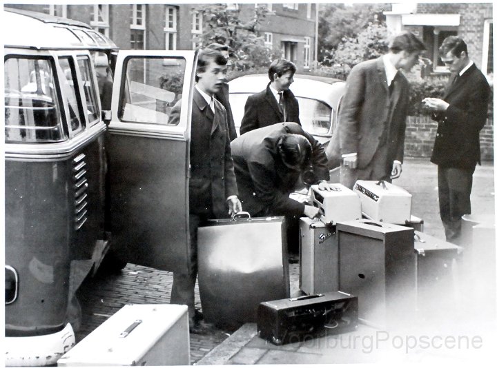 Sandy_Coast-1965-Eigen_Bus-Uitladen_bij_Onno_Voor_daar_werd_op_zolder_geoefend_Lusthofstraat.jpg